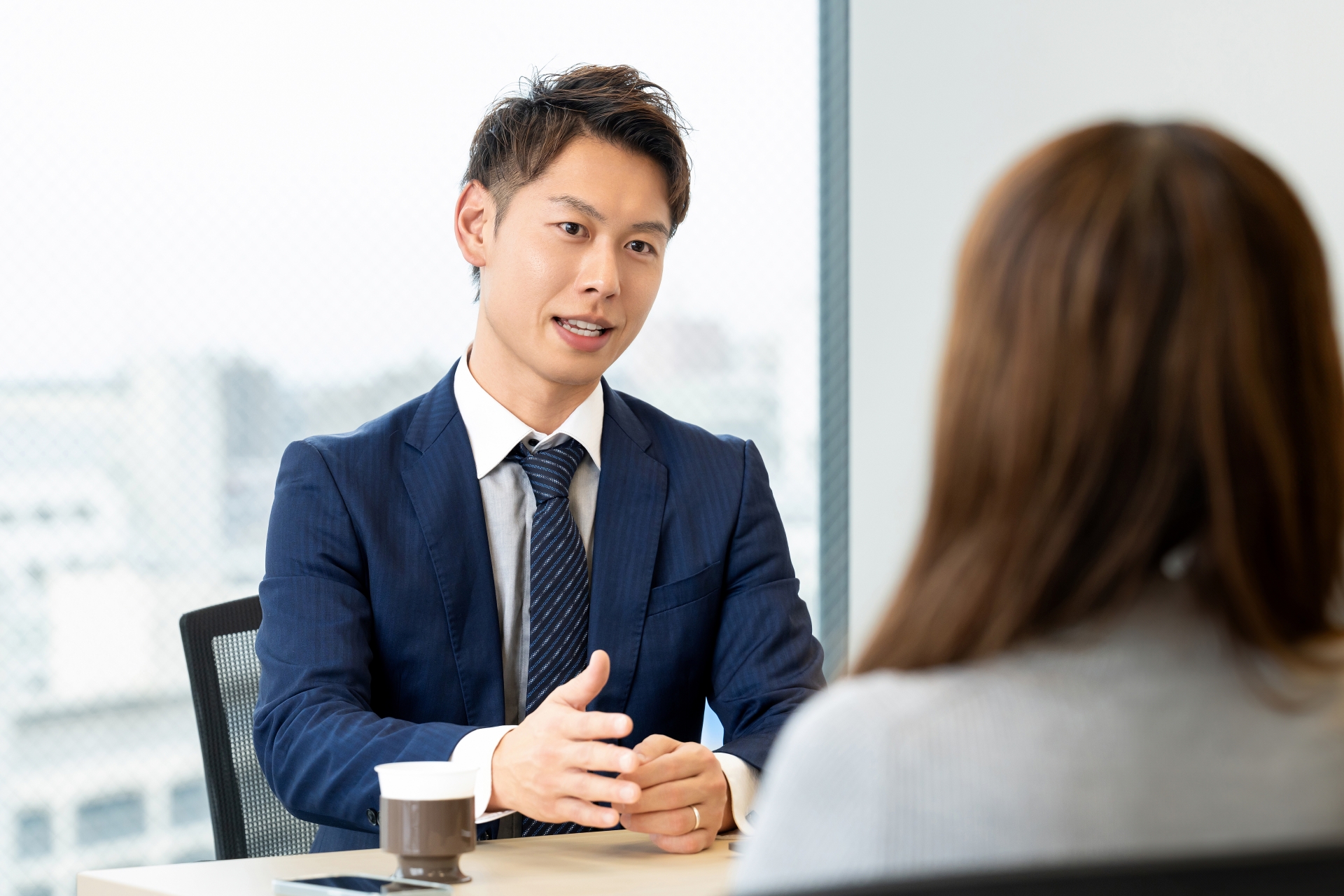 相談に応じる男性弁護士