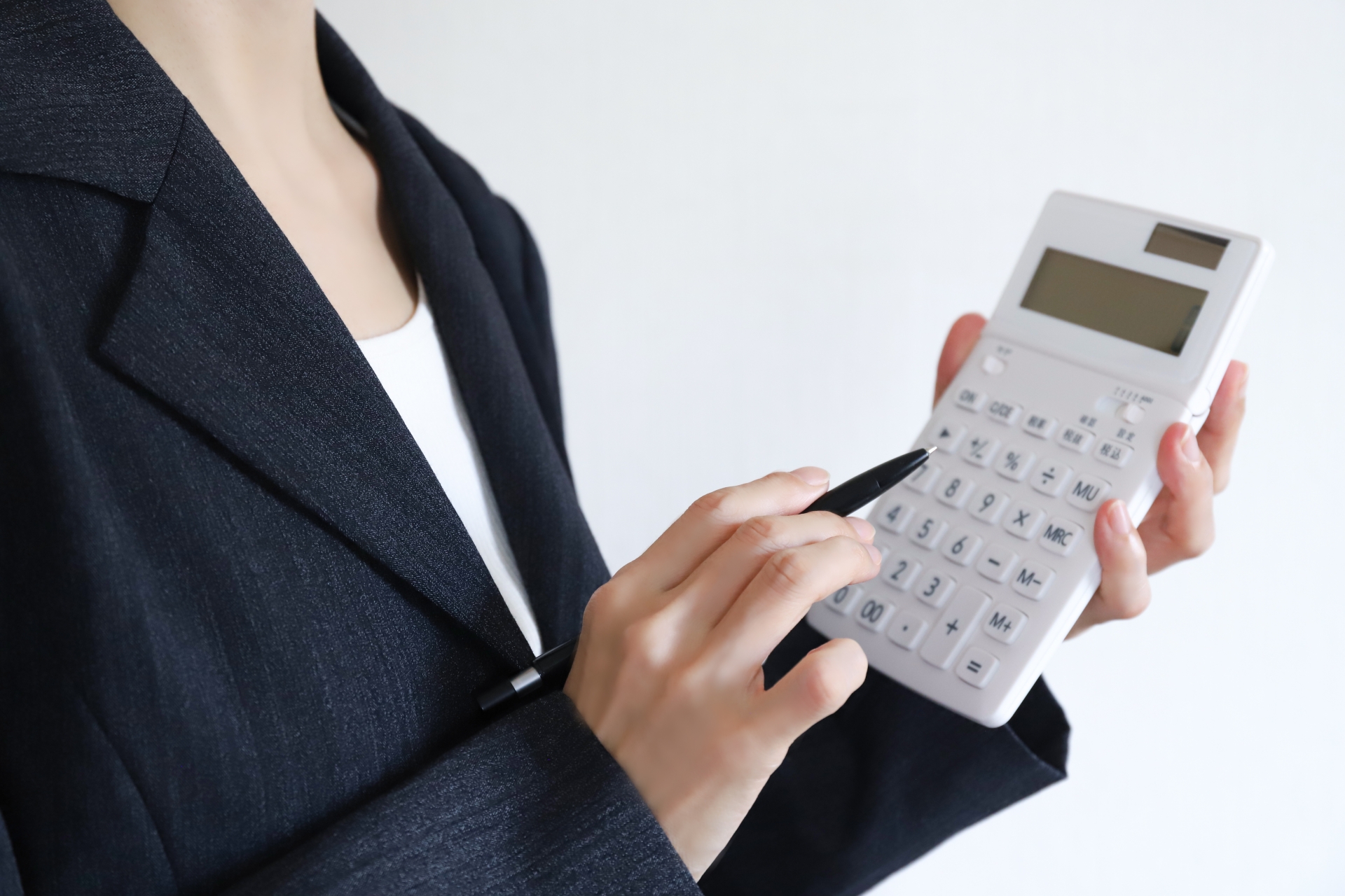 料金案内する女性