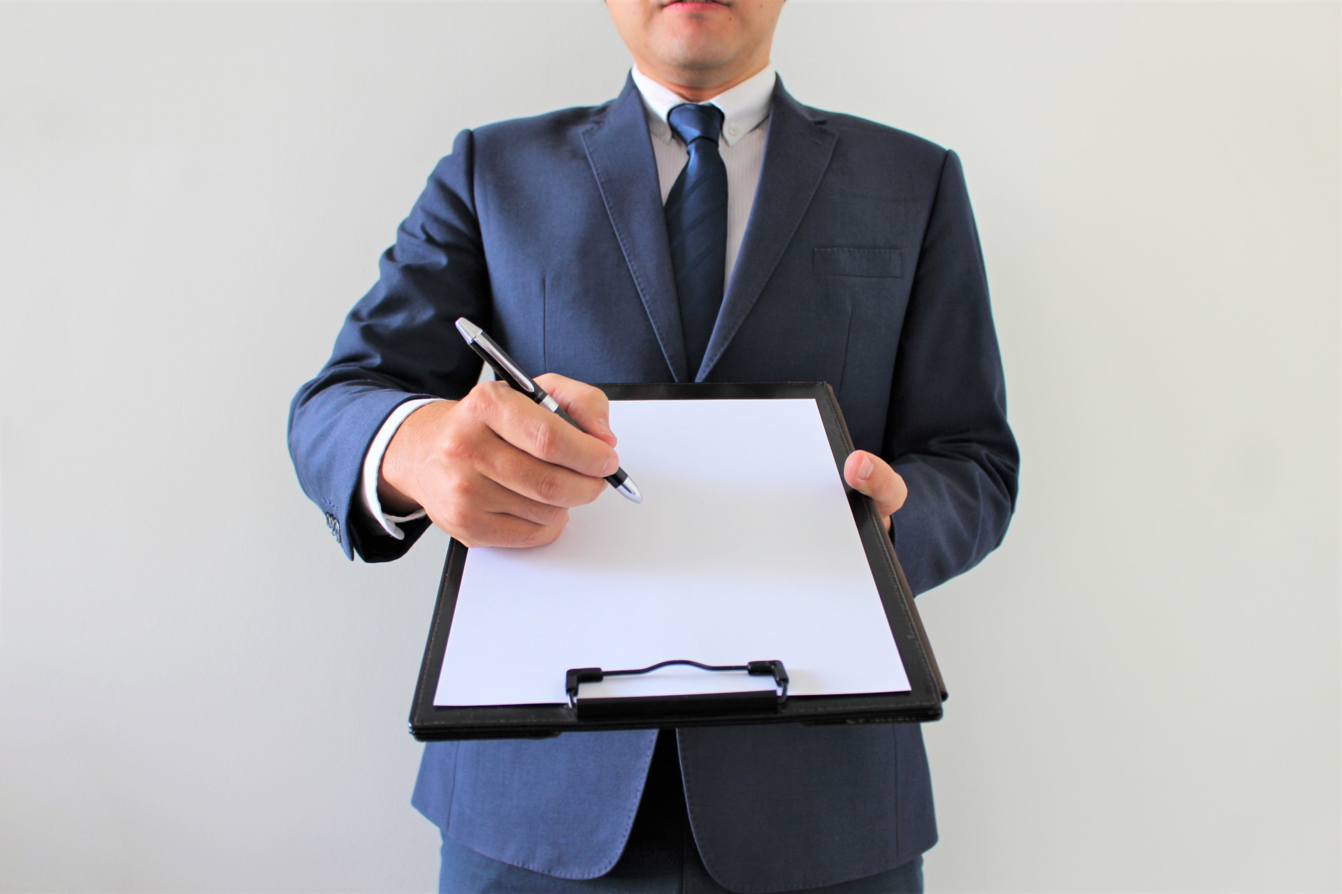 書類を作成する男性