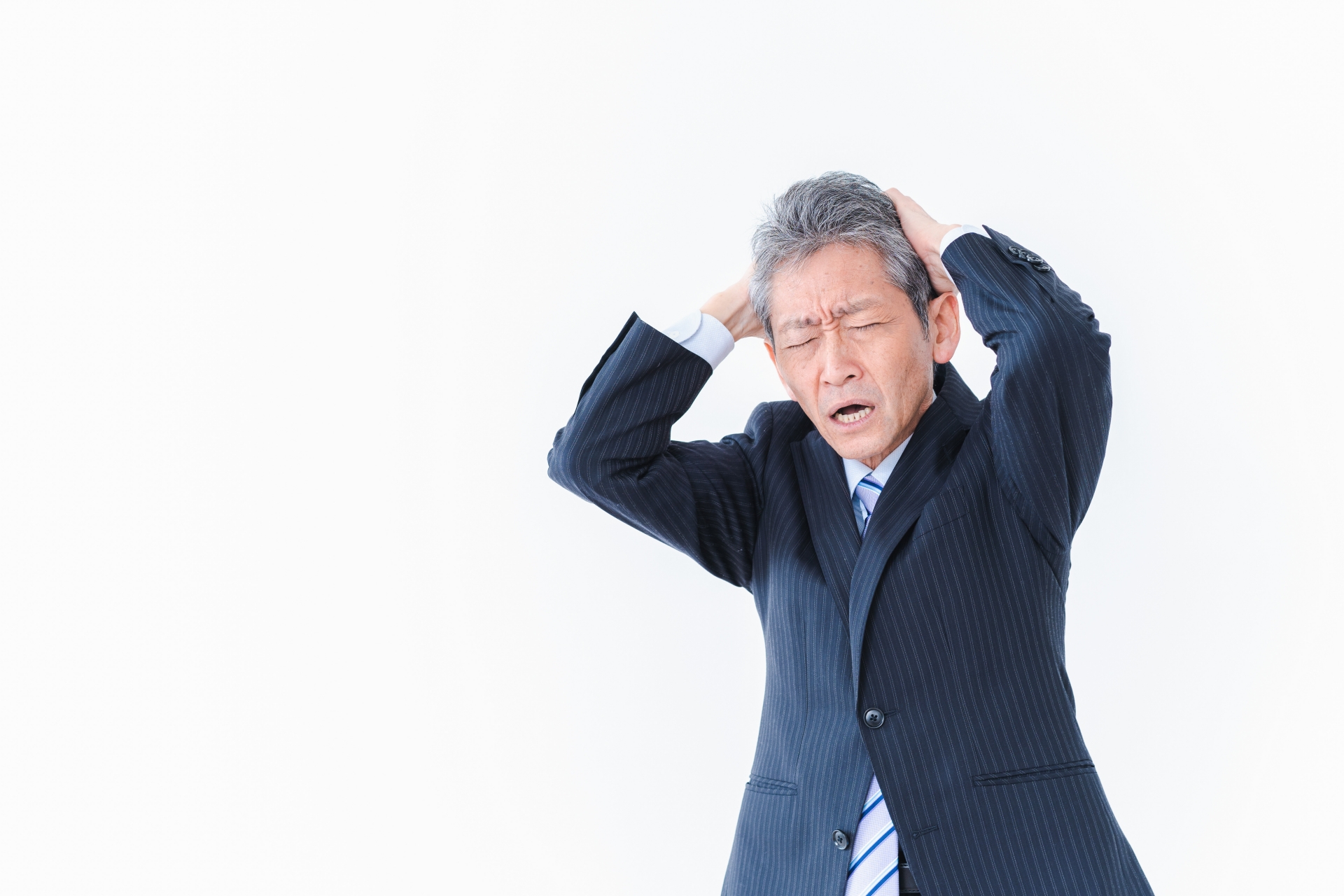 負債を抱え悩む男性経営者