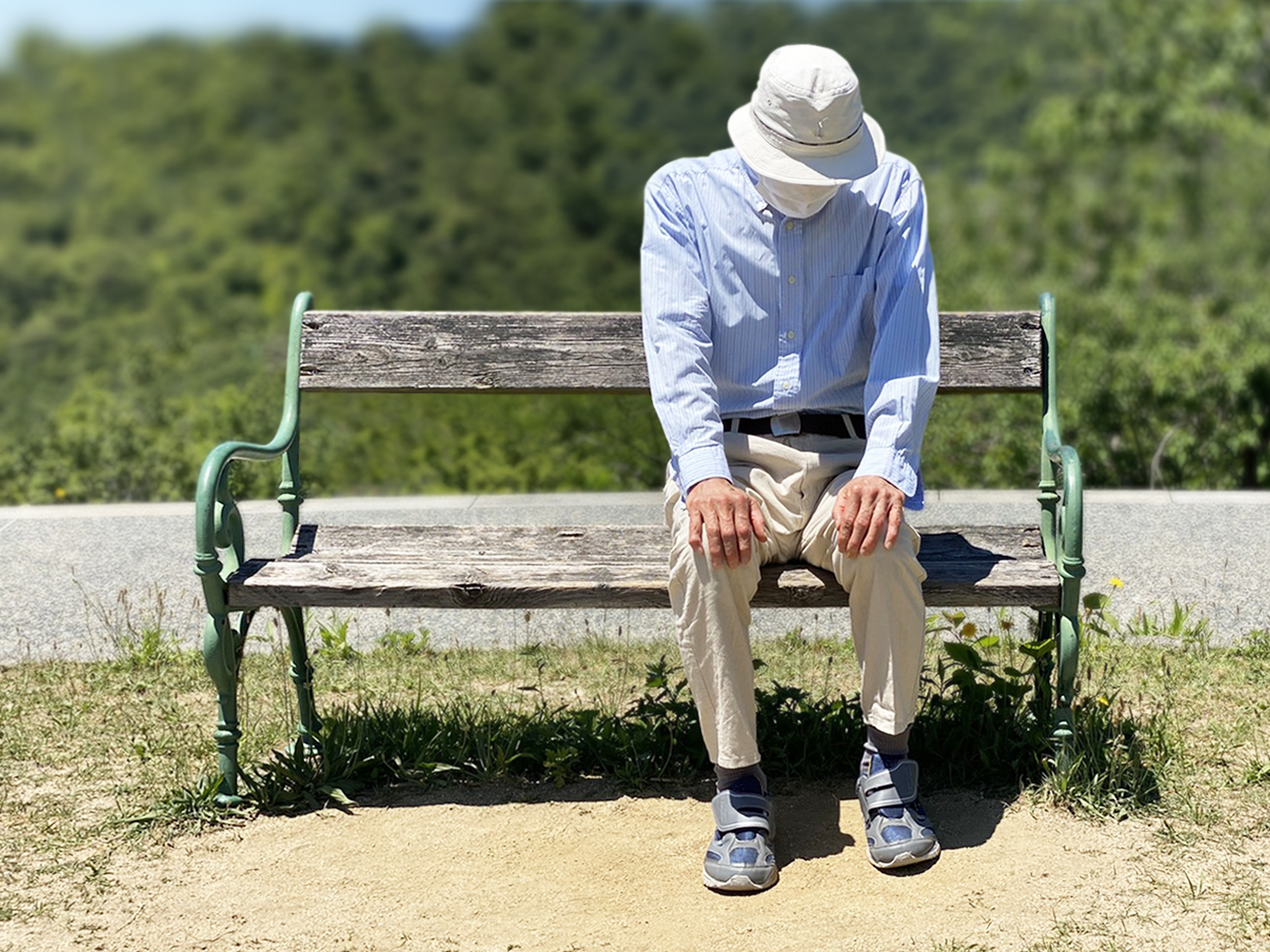 借金に悩む高齢男性