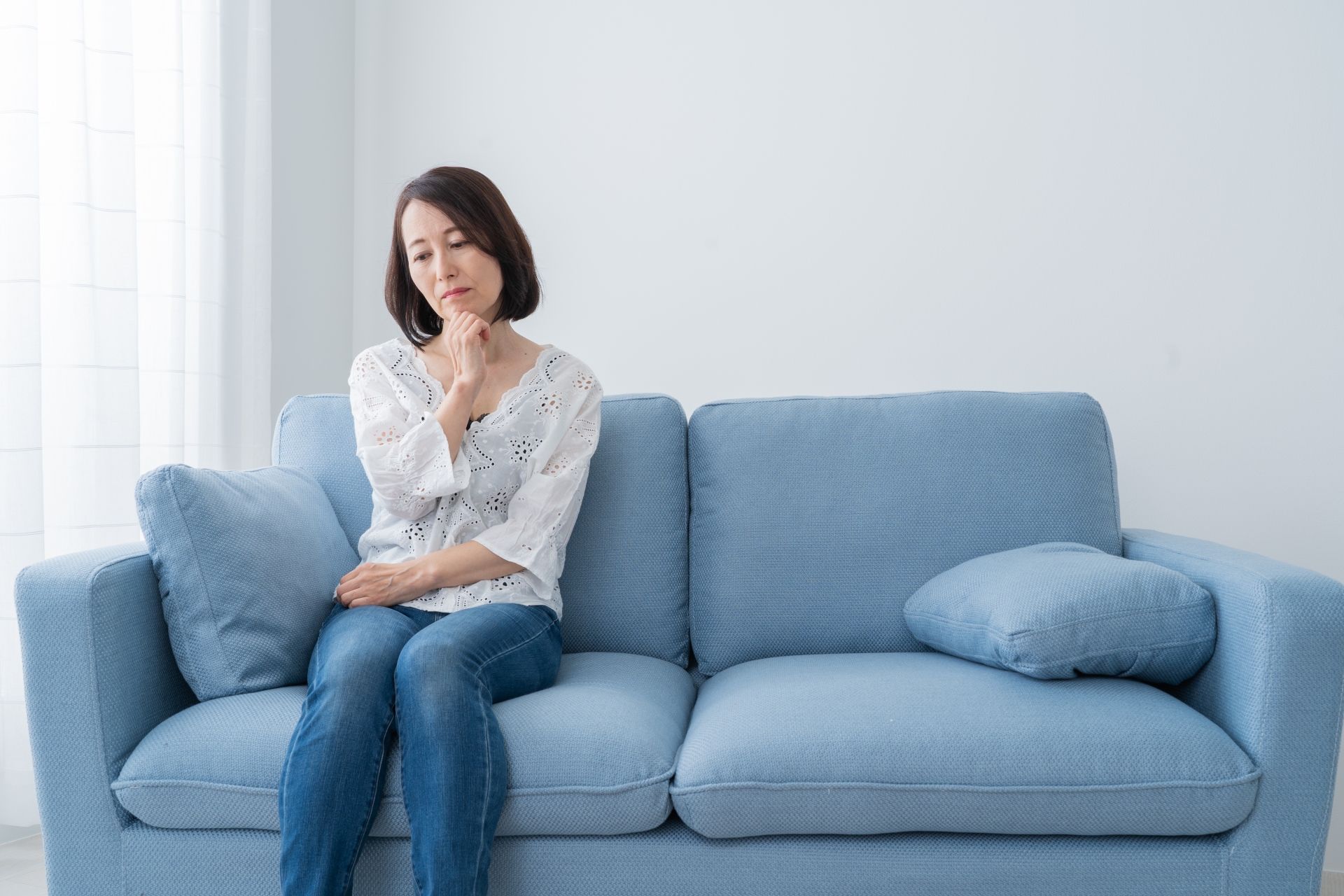 借金に悩む中年女性