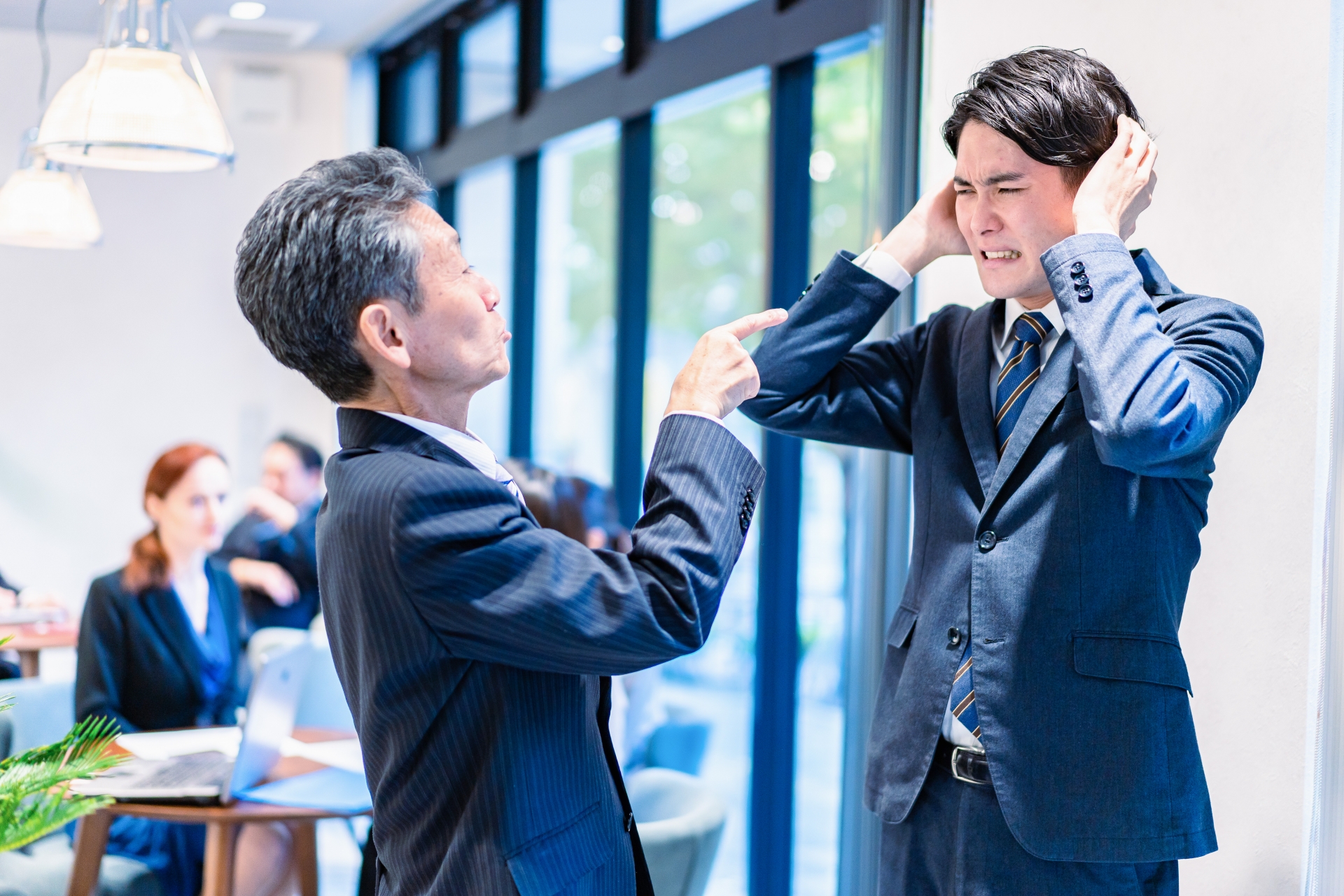 上司からパワハラを受ける男性