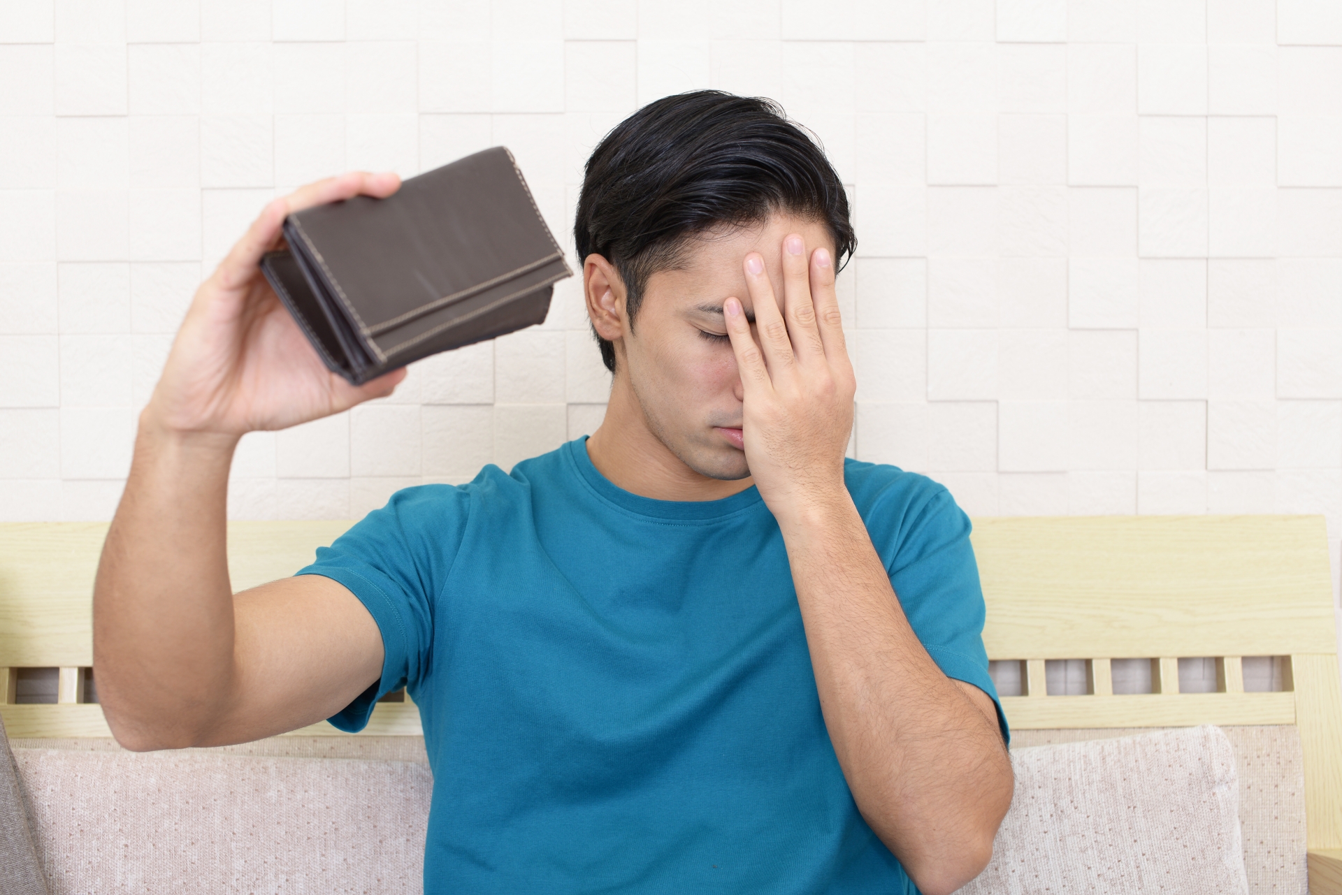 借金に悩む若い男性