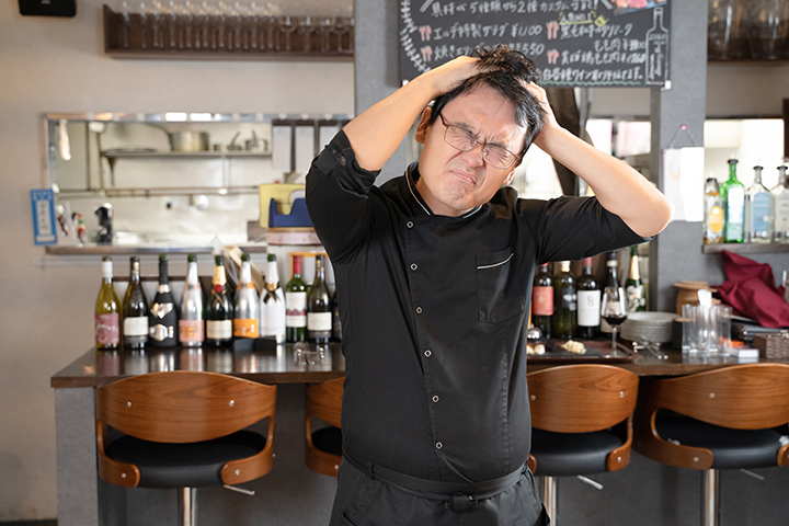 負債を抱え悩む男性経営者