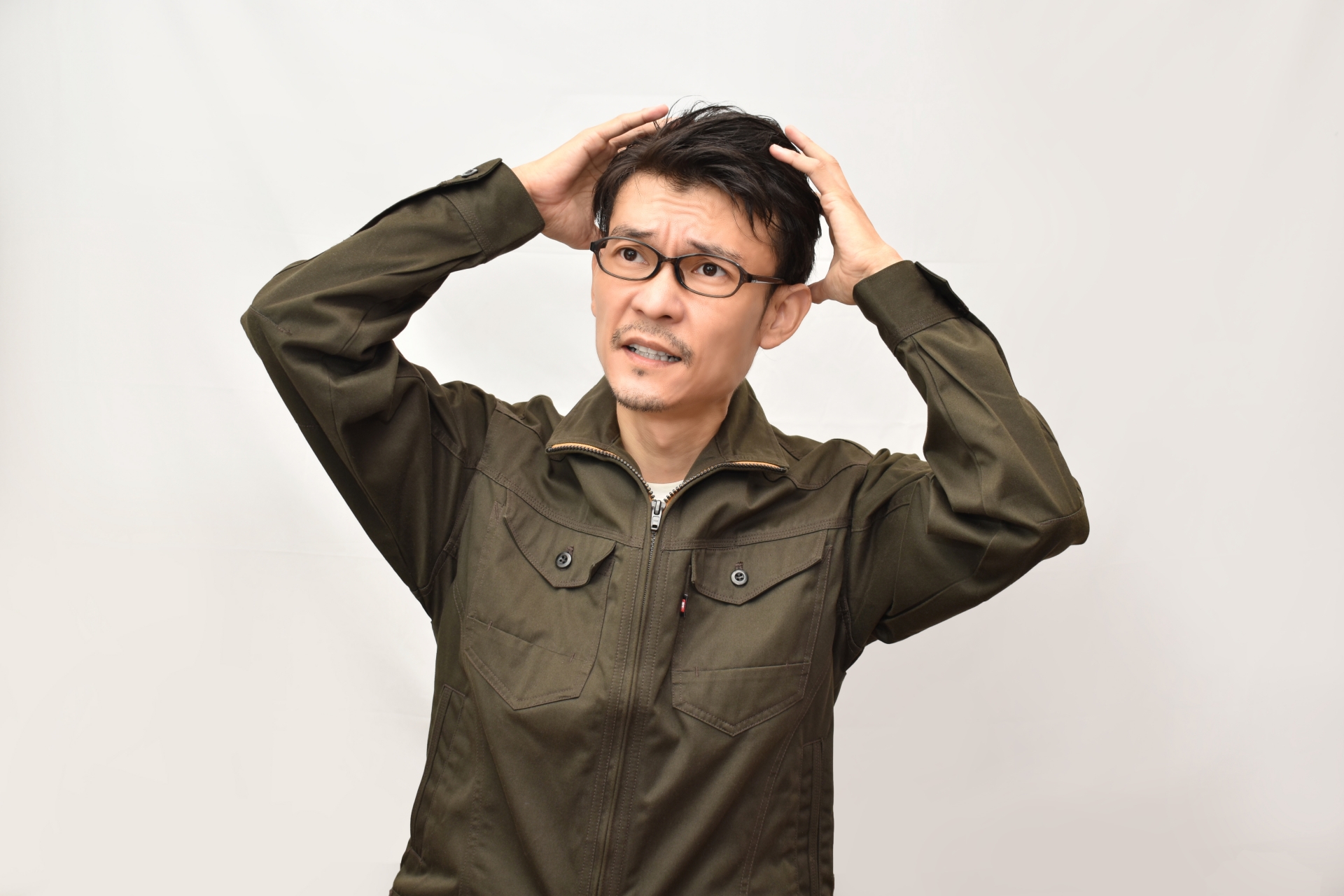 負債を抱え悩む男性経営者