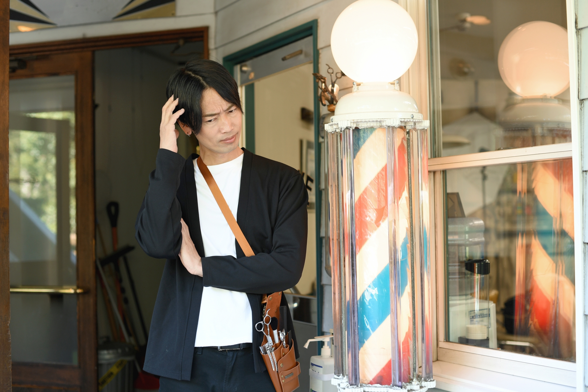 負債を抱え悩む男性経営者