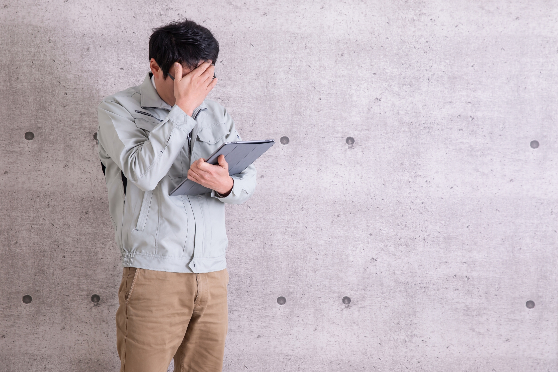 負債を抱え悩む男性経営者