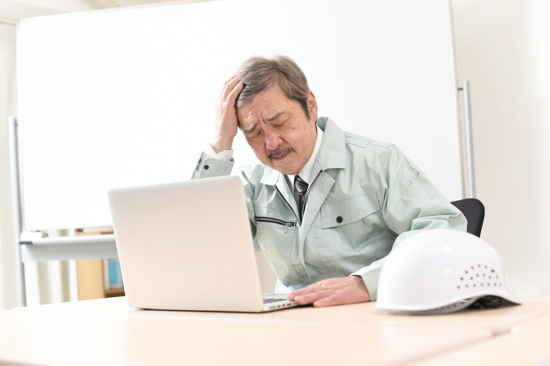 負債を抱え悩む男性経営者